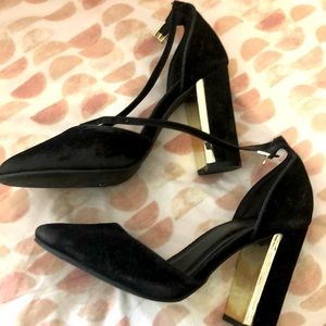 Lulu’s Black Velvet Block Heels (Size 7)